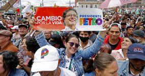 Seguidores de Gustavo Petro, el candidato presidencial de la izquierda en Colombia, en Soacha, el 15 de mayo de 2022. EFE/MAURICIO DUEÑAS