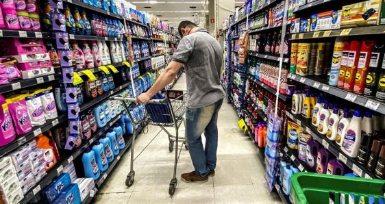 Un hombre en un supermercado en Brasil, país en el que la covid-19 ha impactado en distintas generaciones de consumidores. EFE/ANTONIO LACERDA