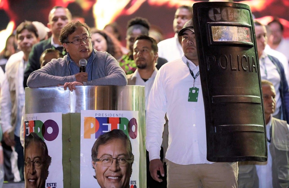 Gustavo Petro, el candidato de la izquierda a la presidencia de Colombia, en el cierre de campaña del Pacto Histórico en la plaza de Bolívar de Bogotá, el 22 de mayo de 2022. EFE/CARLOS ORTEGA