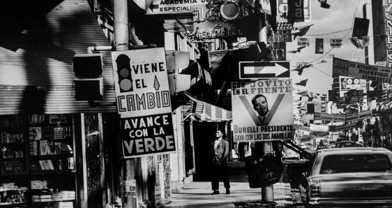 Paolo Gasparini. 'Campaña electoral', avenida Urdaneta, Caracas, 1968. Colecciones Fundación MAPFRE. © PAOLO GASPARINI