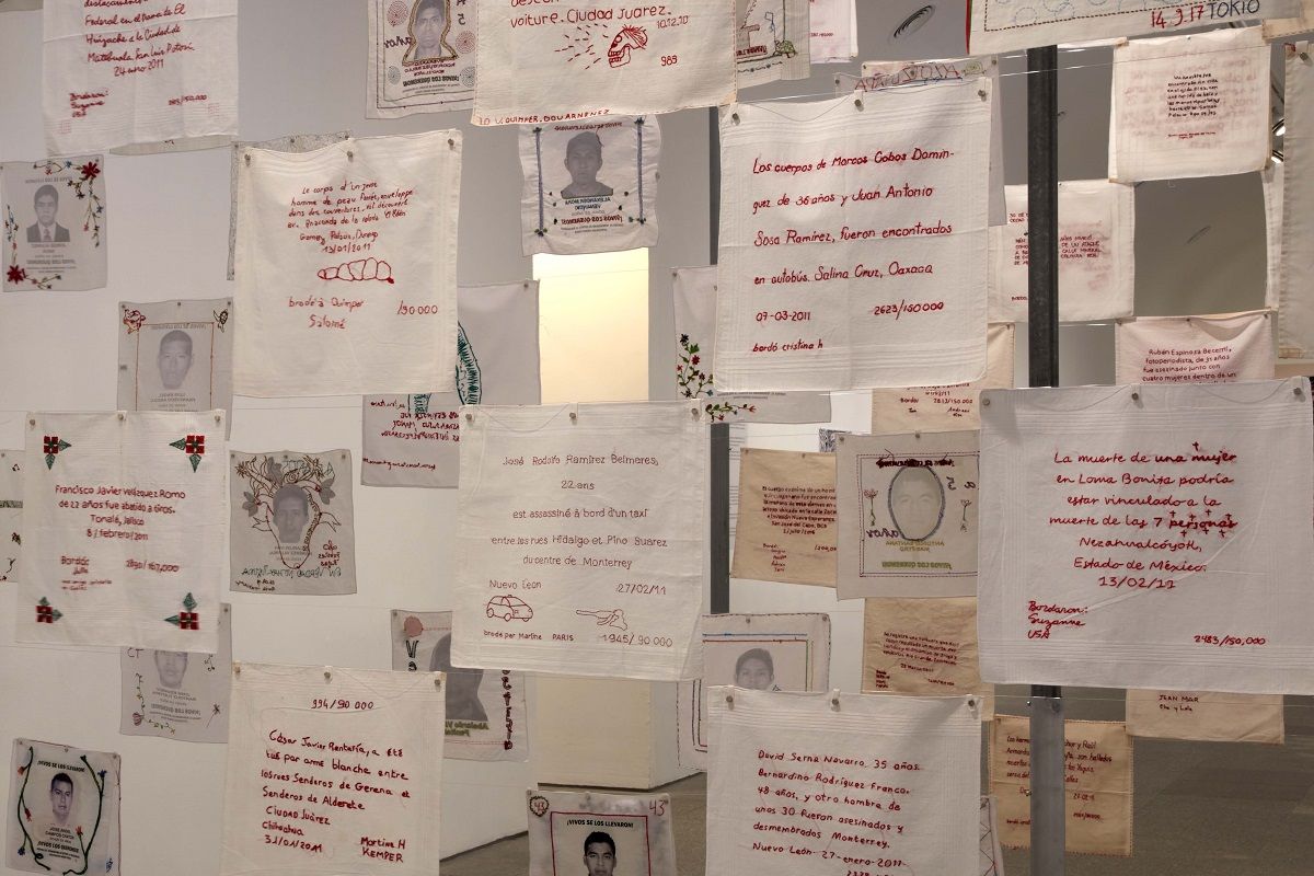 Bordados del proyecto 'Una víctima, un pañuelo', del colectivo Fuentes Rojas (2011-2019), en la exposición 'Giro gráfico'. MUSEO REINA SOFÍA