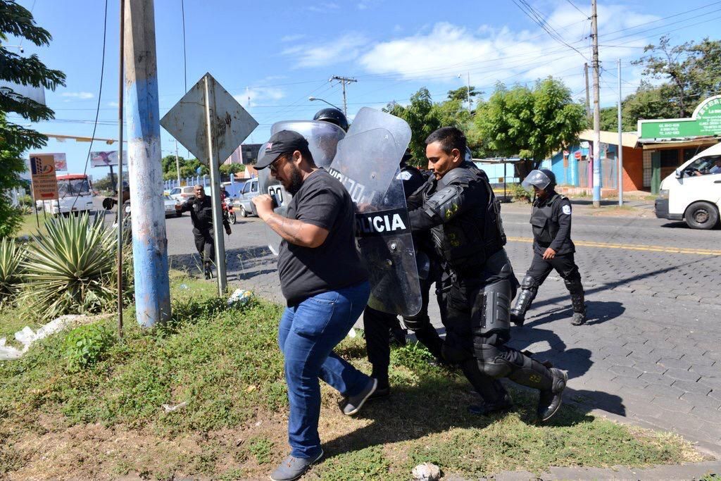 El periodista Néstor Arce, agredido por agentes de la Policía Nacional, en Managua, Nicaragua, el 15 de diciembre de 2018. ÓSCAR NAVARRETE