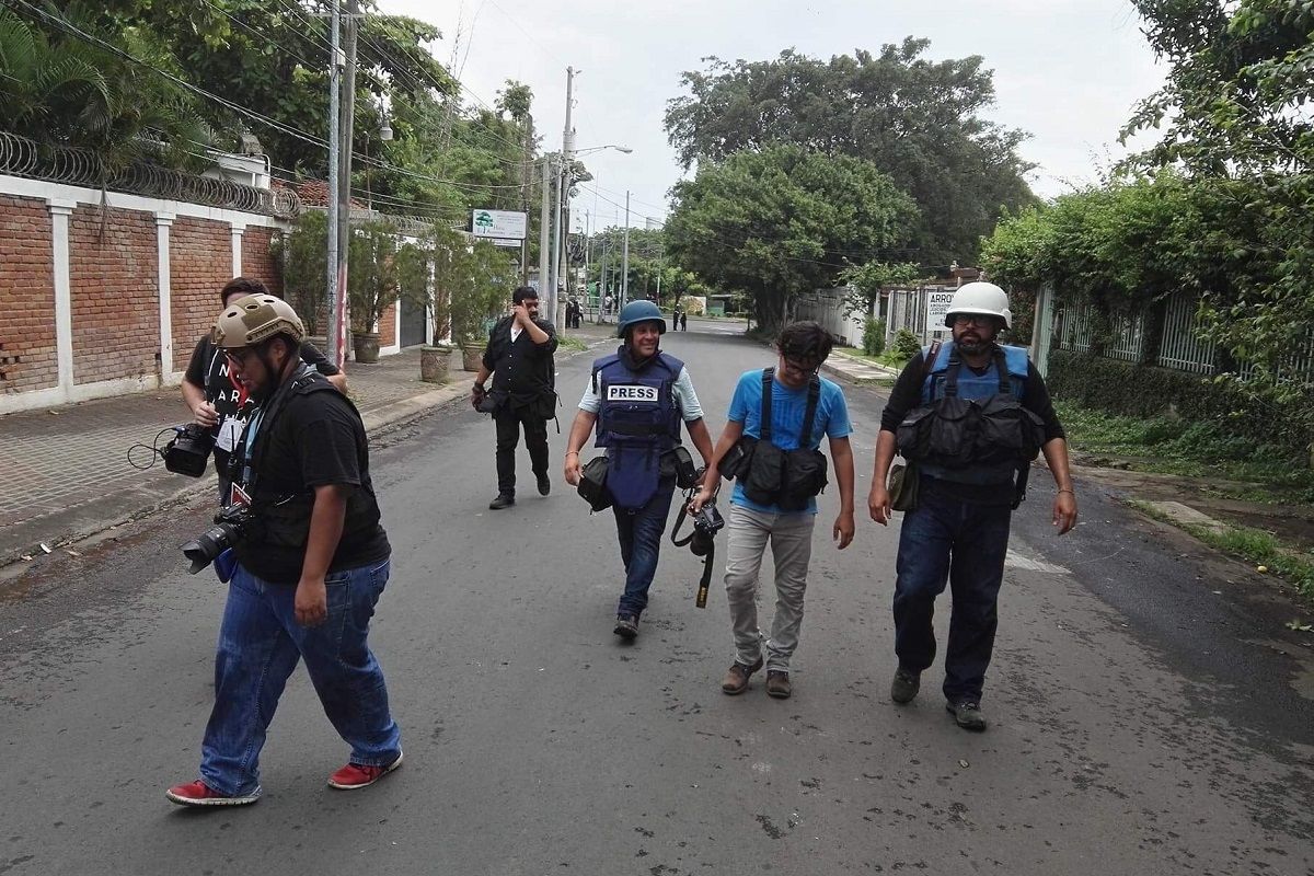 Néstor Arce (izquierda), con otros periodistas, después de cubrir un enfrentamiento entre universitarios y antidisturbios de la Policía de Nicaragua, en Managua, el 28 de mayo de 2018. FREDY RÍOS