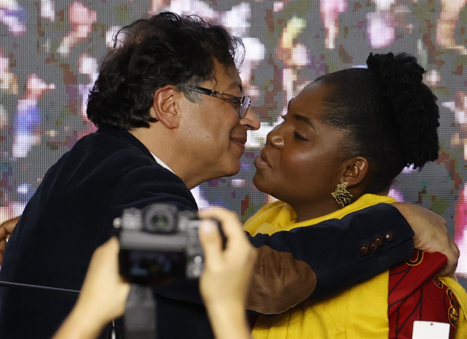 El candidato de la izquierda a la presidencia de Colombia, Gustavo Petro, celebrando su victoria con la aspirante a vicepresidenta, Francia Márquez, en Bogotá, el 29 de mayo de 2022. EFE/MAURICIO DUEÑAS