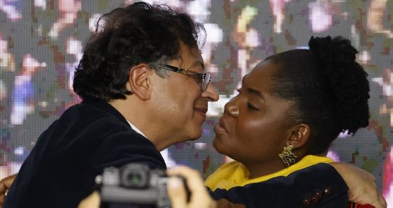 El candidato de la izquierda a la presidencia de Colombia, Gustavo Petro, celebrando su victoria con la aspirante a vicepresidenta, Francia Márquez, en Bogotá, el 29 de mayo de 2022. EFE/MAURICIO DUEÑAS
