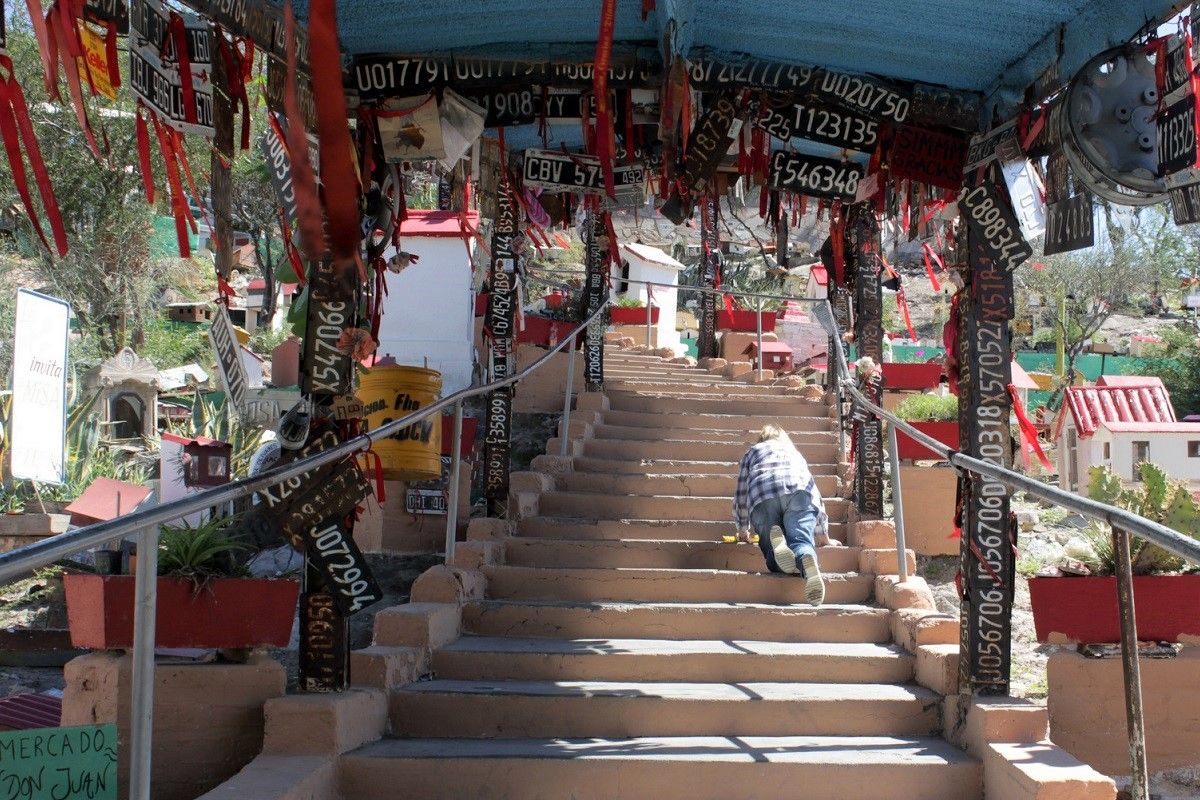 Una mujer sube las escaleras del santuario de la Difunta Correa, en Vallecito, Argentina. FLICKR/FREDERICO AGUSTÍN CC BY-NC-ND 2.0