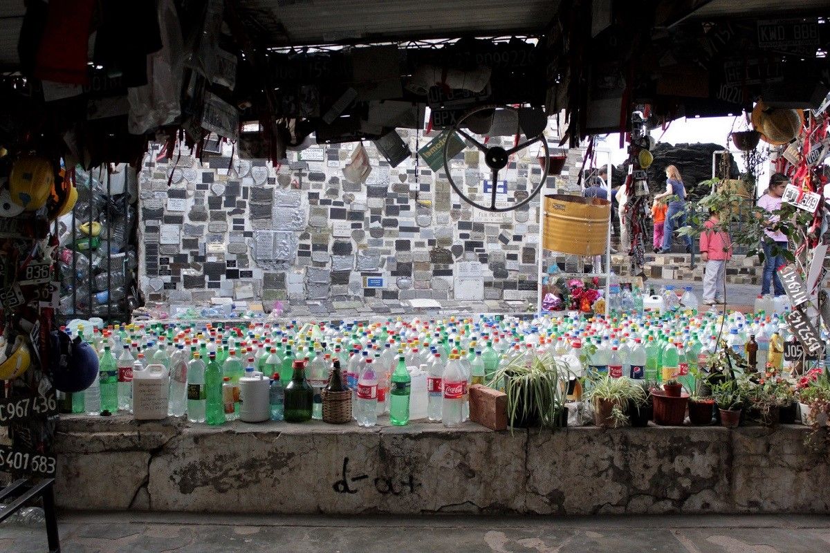 Botellas de plástico ofrendadas a la Difunta Correa en el santuario de Vallecito. FLICKR/FREDERICO AGUSTÍN CC BY-NC-ND 2.0