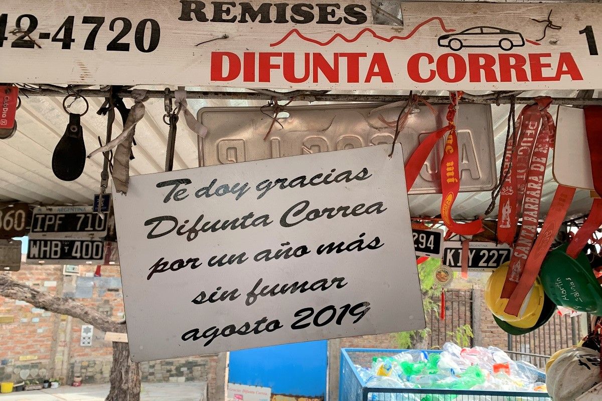 Cartel de agradecimiento en el santuario de la Difunta Correa en Vallecito, Argentina. PABLO PERANTUONO