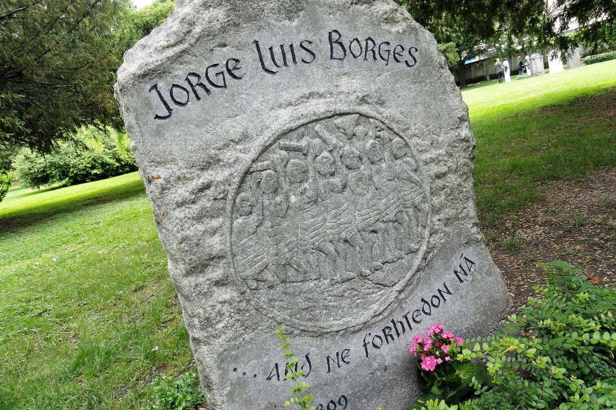 Tumba del escritor argentino Jorge Luis Borges en el cementerio de los Reyes, en Ginebra. FLICKR/LUIS CÓRDOVA CC BY-NC-ND 2.0