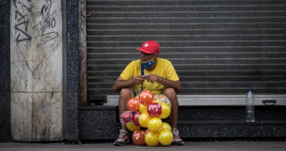 La vida cotidiana de los venezolanos es el eje del libro ‘Cuando éramos felices y no lo sabíamos’, de la periodista Melba Escobar. EFE/MIGUEL GUTIÉRREZ