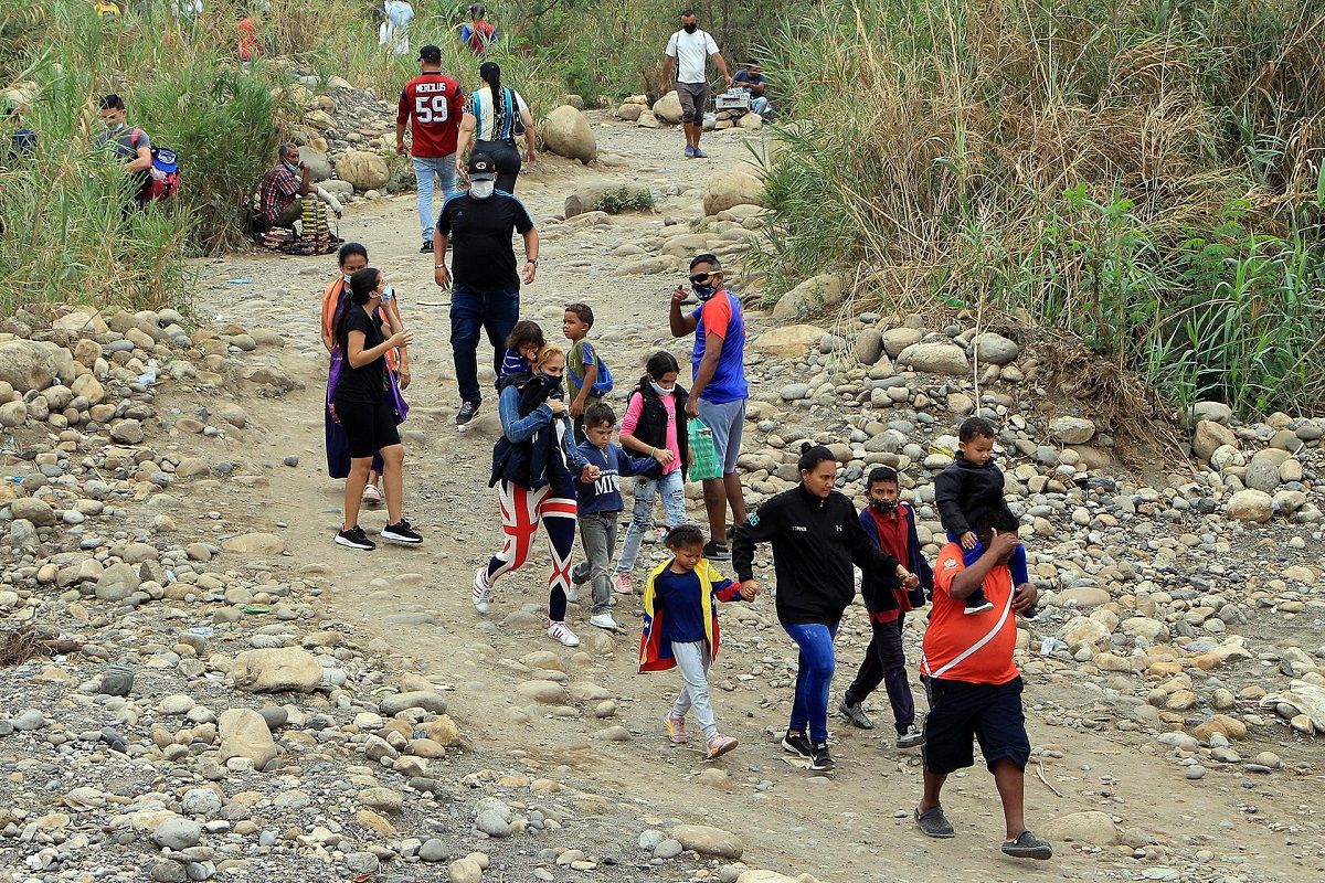 Venezolanos cruzan la frontera con Colombia. EFE/MARIO CAICEDO