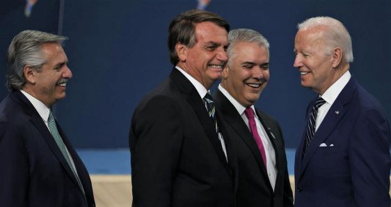 Alberto Fernández, Jair Bolsonaro, Iván Duque y Joe Biden, en la Cumbre de las Américas, en Los Ángeles, el 10 de junio de 2022. EFE/ALBERTO VALDÉS
