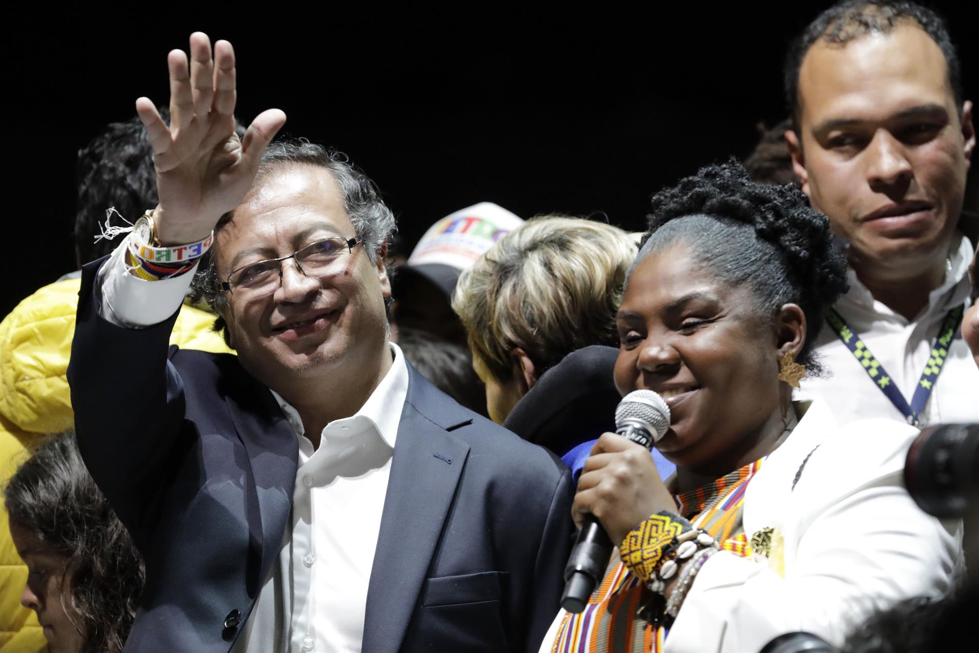 El presidente electo de Colombia, Gustavo Petro, con la vicepresidenta electa, Francia Márquez, tras conocer los resultados de las elecciones, en Bogotá. EFE/CARLOS ORTEGA