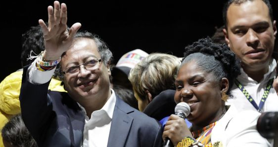 El presidente electo de Colombia, Gustavo Petro, con la vicepresidenta electa, Francia Márquez, tras conocer los resultados de las elecciones, en Bogotá. EFE/CARLOS ORTEGA