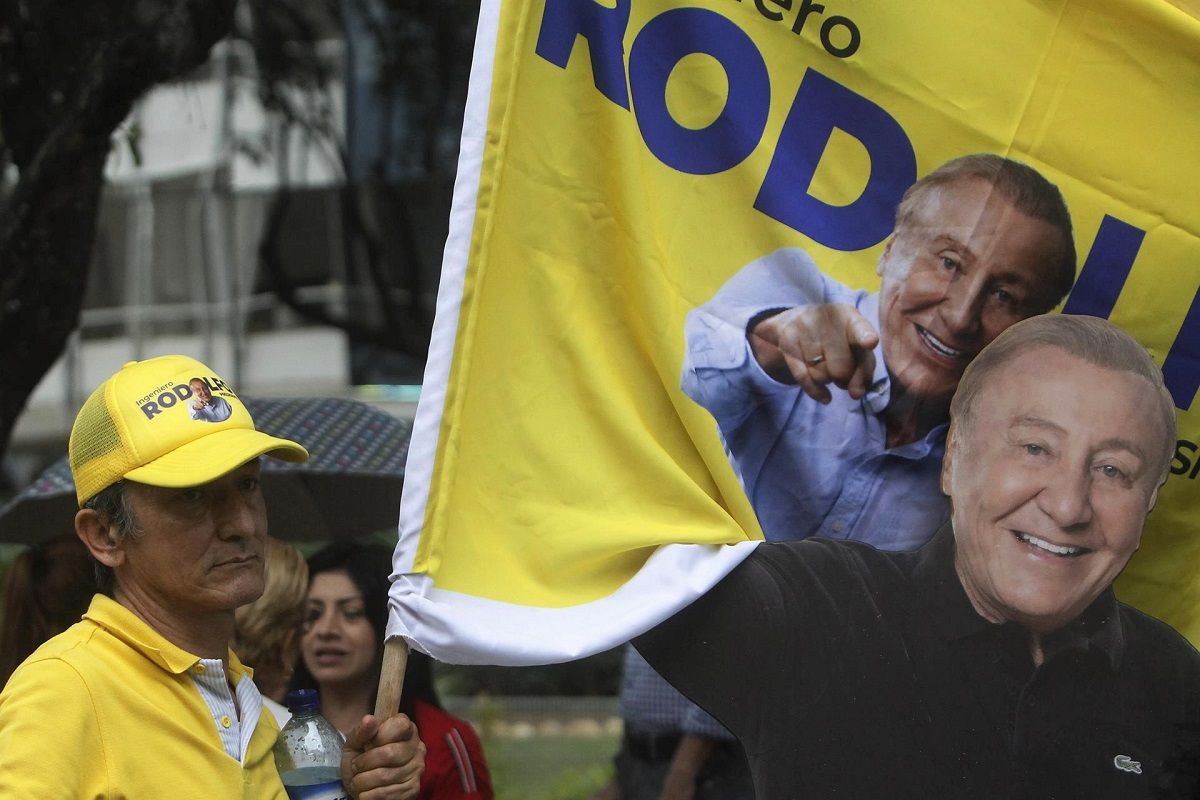 Simpatizantes de Rodolfo Hernández, en Bucaramanga, tras conocer el resultado de las elecciones presidenciales en Colombia, el 19 de junio de 2022. EFE/LUIS EDUARDO NORIEGA
