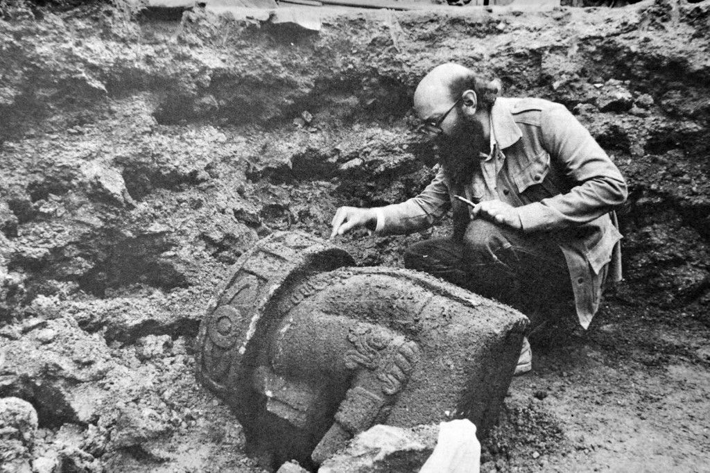 Eduardo Matos Moctezuma, con la escultura del Dios Viejo, en las excavaciones del Templo Mayor de Ciudad de México. INAH