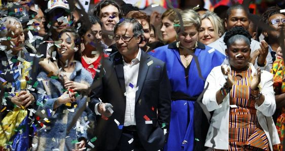 Gustavo Petro y Francia Márquez, celebrando su victoria en las elecciones presidenciales de Colombia, en Bogotá, el 19 de junio de 2022. EFE/MAURICIO DUEÑAS