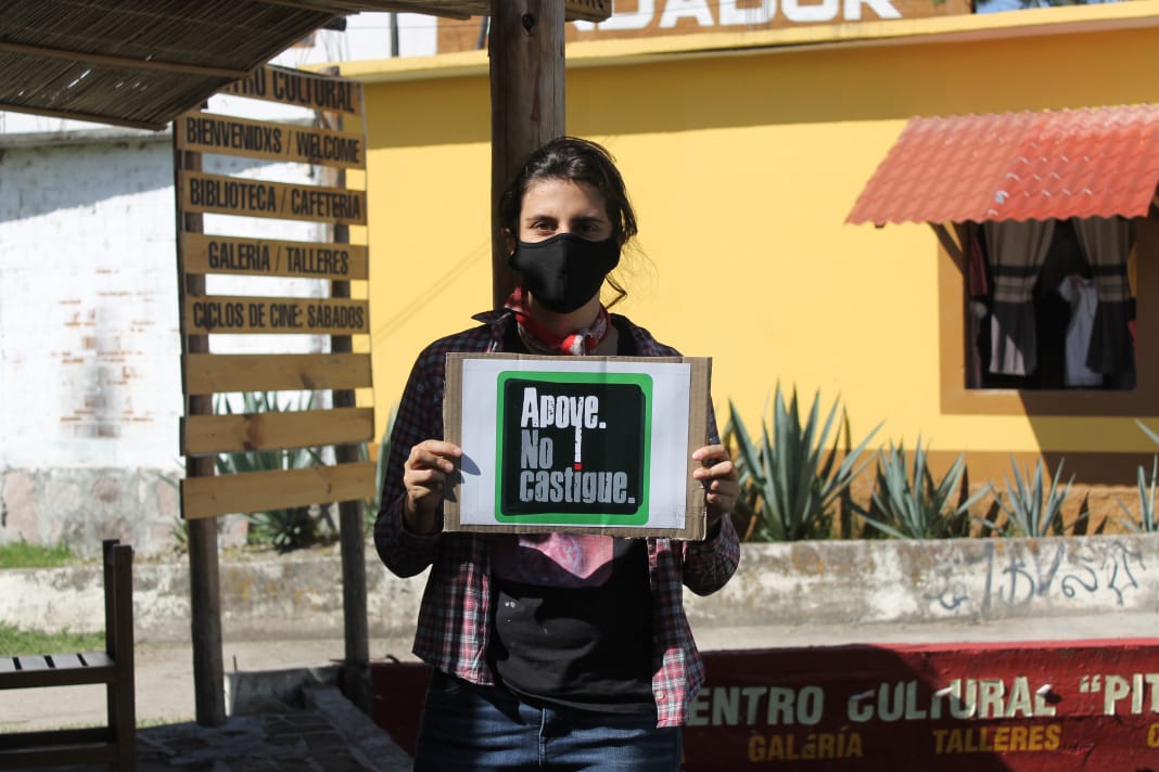 Una joven, en Mitla, con el cartel de la campaña 'Apoye no castigue', favorable a las políticas de drogas que prioricen la salud y los derechos humanos. CORTESÍA