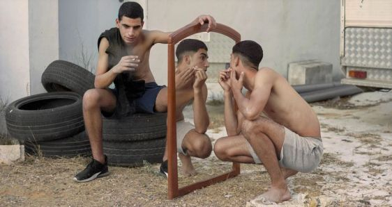 Bilal y Youssef, dos de los jóvenes marroquíes retratados por el fotógrafo Felipe Romero en 'Dialect'. CORTESÍA