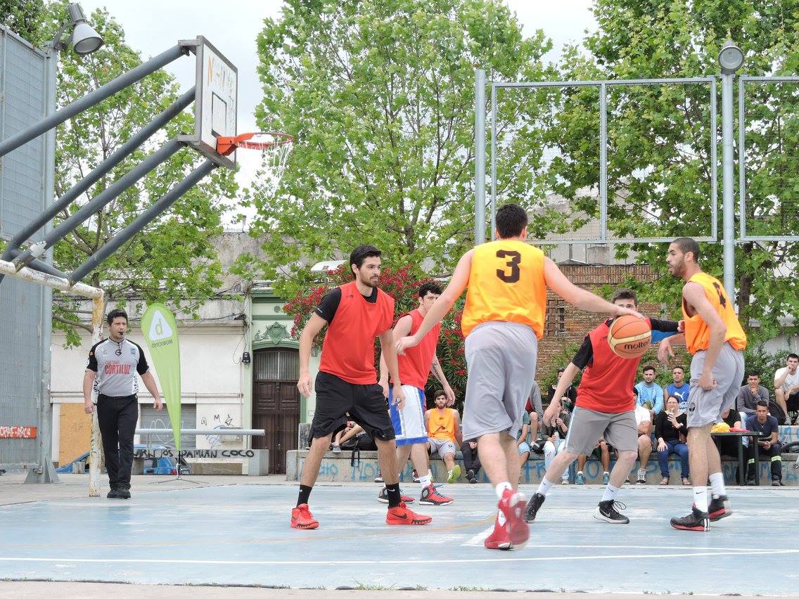 Partido de baloncesto en la plaza de Líber Seregni, en Montevideo. MUNICIPIO B
