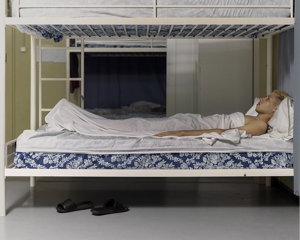 Un joven durmiendo en el centro de inmigrantes, en la serie 'Dialect' del fotógrafo Felipe Romero. CORTESÍA 
