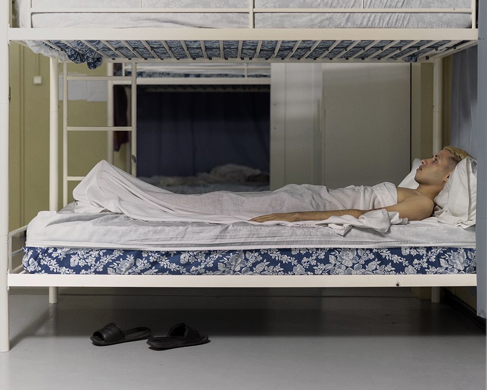 Un joven durmiendo en el centro de inmigrantes, en la serie 'Dialect' del fotógrafo Felipe Romero. CORTESÍA Un joven durmiendo en el centro de inmigrantes, en la serie 'Dialect' del fotógrafo Felipe Romero. CORTESÍA