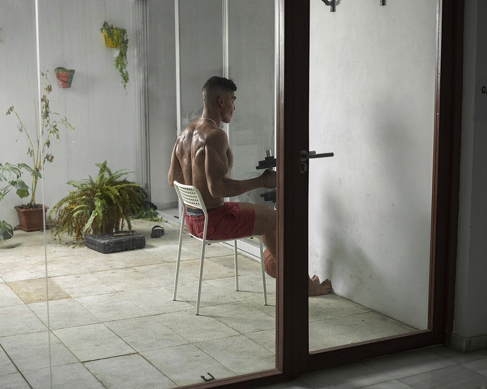 Un joven hace pesas, en una fotografía del proyecto 'Dialect'. FELIPE ROMERO Un joven hace pesas, en una fotografía del proyecto 'Dialect'. FELIPE ROMERO