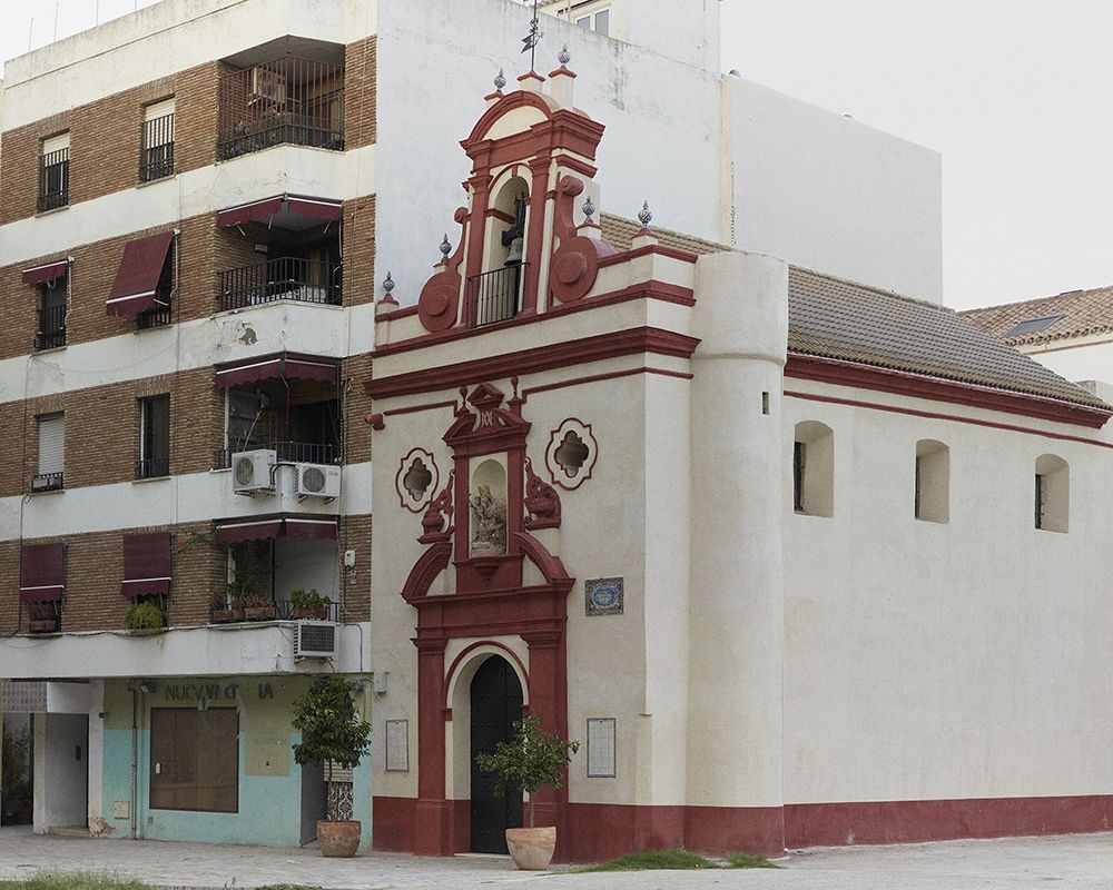 Iglesia de Sevilla en las proximidades del centro de acogida, en una fotografía del proyecto 'Dialect'. FELIPE ROMERO