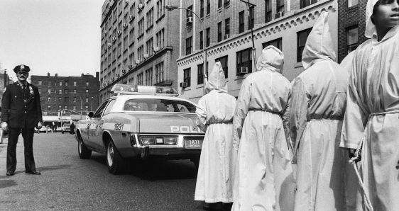 Fotografía de una procesión en el Bronx, hacia 1977, incluida en la exposición 'Do not cross', en la Galería MPA de Madrid. ANTONI MIRALDA