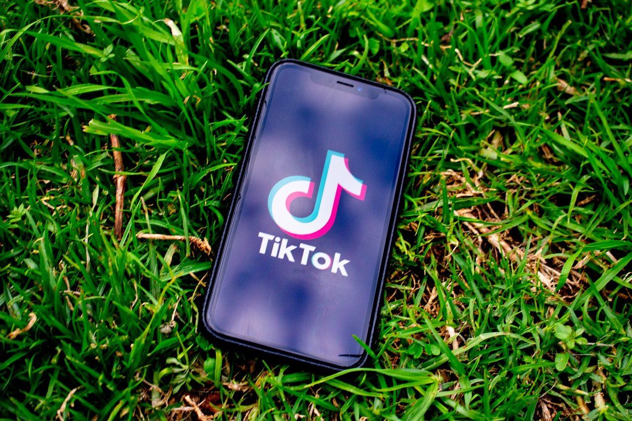 Teléfono móvil con la aplicación TikTok. PIXABAY/KONKARAMPELAS Teléfono móvil con la aplicación TikTok. PIXABAY/KONKARAMPELAS
