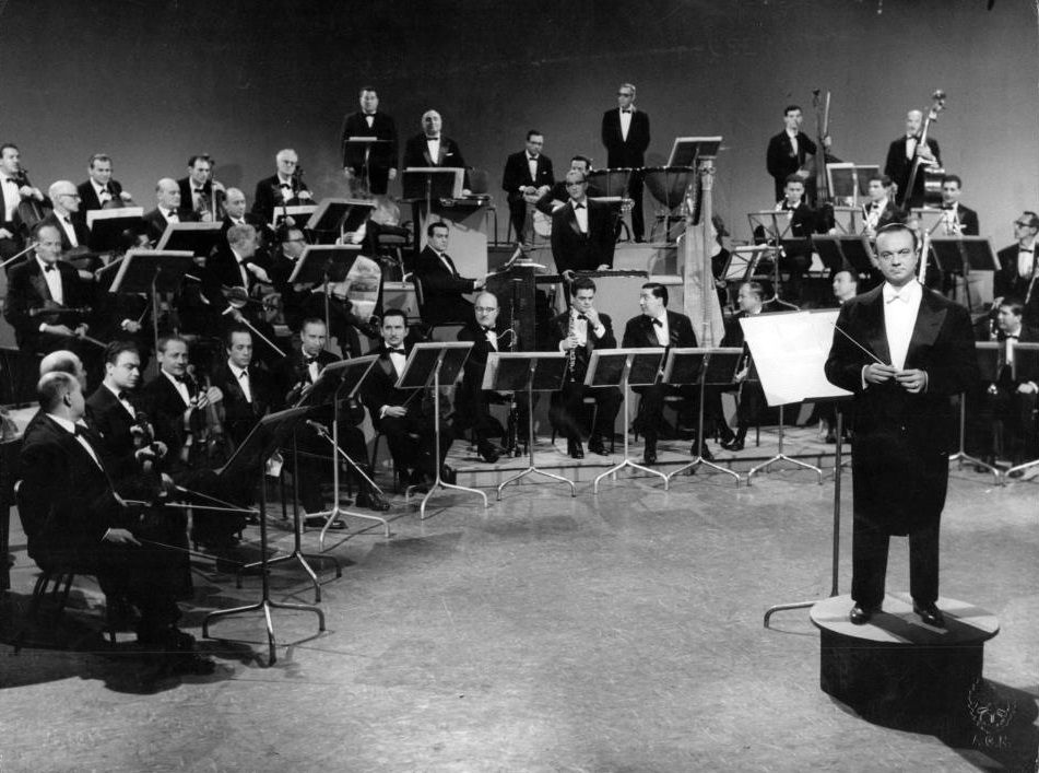 Astor Piazzolla con su orquesta, en 1963, en el Canal 13 de Argentina. AGN