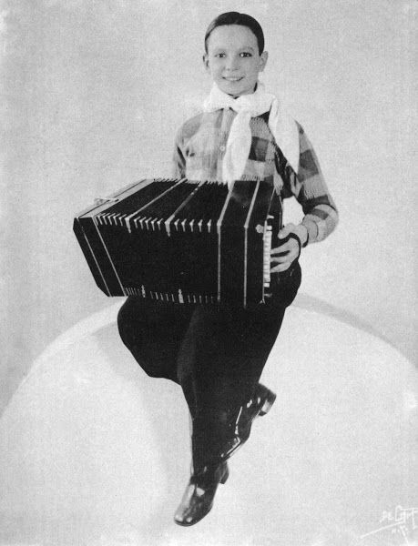 Astor Piazzolla, vestido de gaucho y con su bandoneón, en Nueva York, en 1933. ARCHIVO