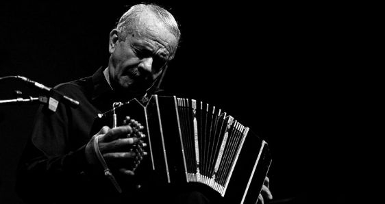 Astor Piazzolla, el músico argentino que revolucionó el tango, con su bandoneón. ARCHIVO