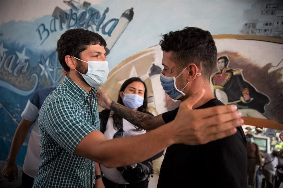 Roberto Patiño, durante un acto de campaña en el barrio El 70 de Caracas, en Venezuela, el 6 de agosto de 2021. EFE/RAYNER PEÑA Roberto Patiño, durante un acto de campaña en el barrio El 70 de Caracas, en Venezuela, el 6 de agosto de 2021. EFE/RAYNER PEÑA