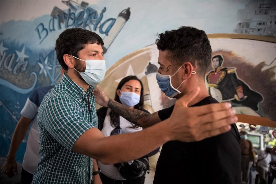 Roberto Patiño, durante un acto de campaña en el barrio El 70 de Caracas, en Venezuela, el 6 de agosto de 2021. EFE/RAYNER PEÑA