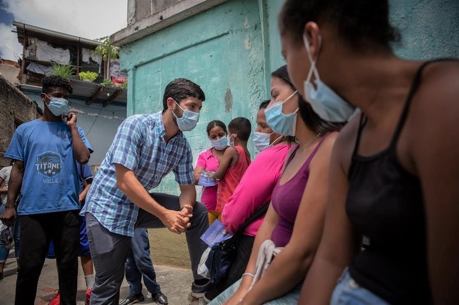 Roberto Patiño, en una visita al barrio El 70 de Caracas, el 6 de agosto de 2021. EFE/RAYNER PEÑA