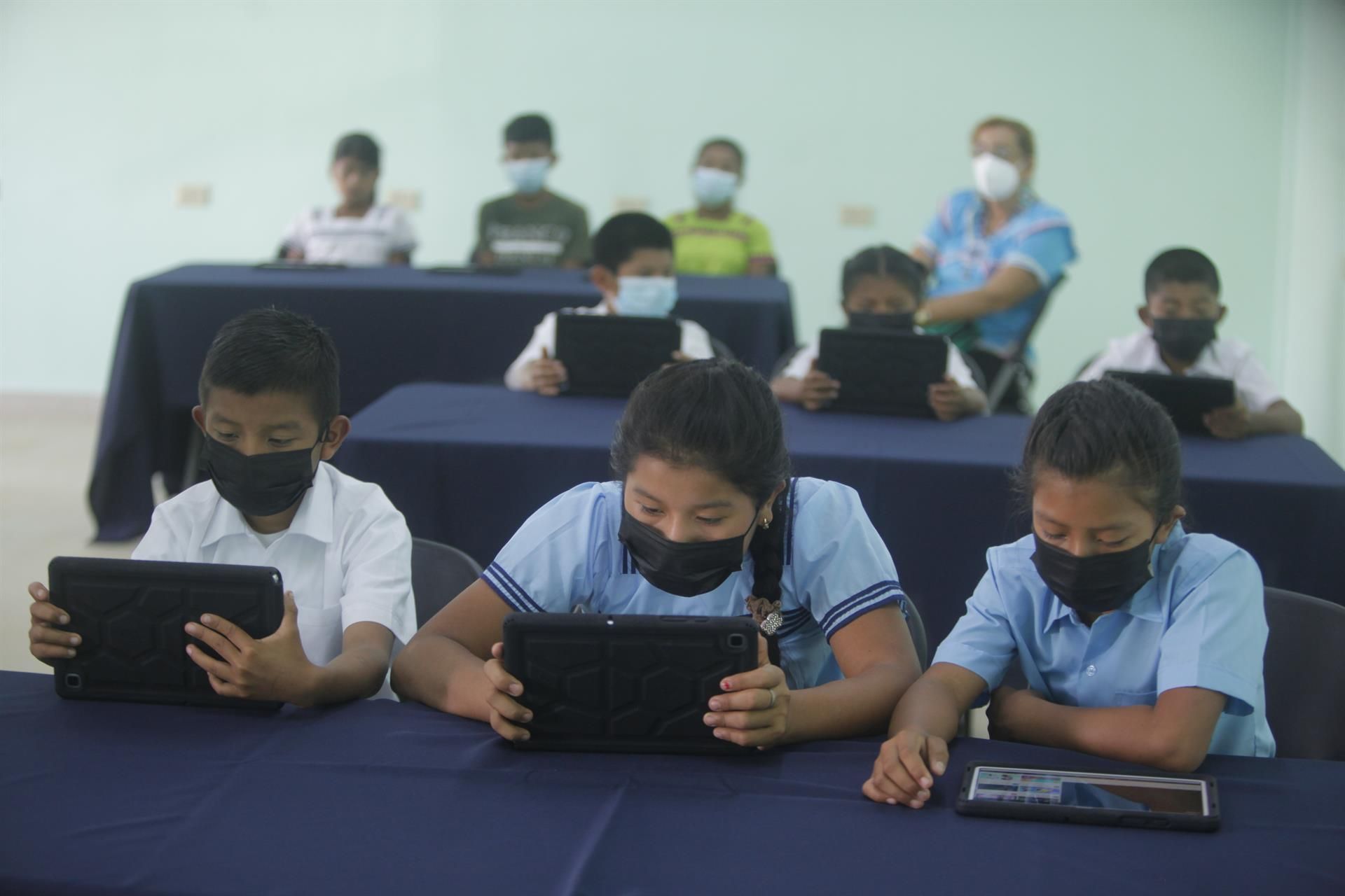 Alumnos con tabletas de un proyecto de digitalización de Hispasat en la Escuela Plan de Chorcha, en Panamá. EFE/CARLOS LEMOS