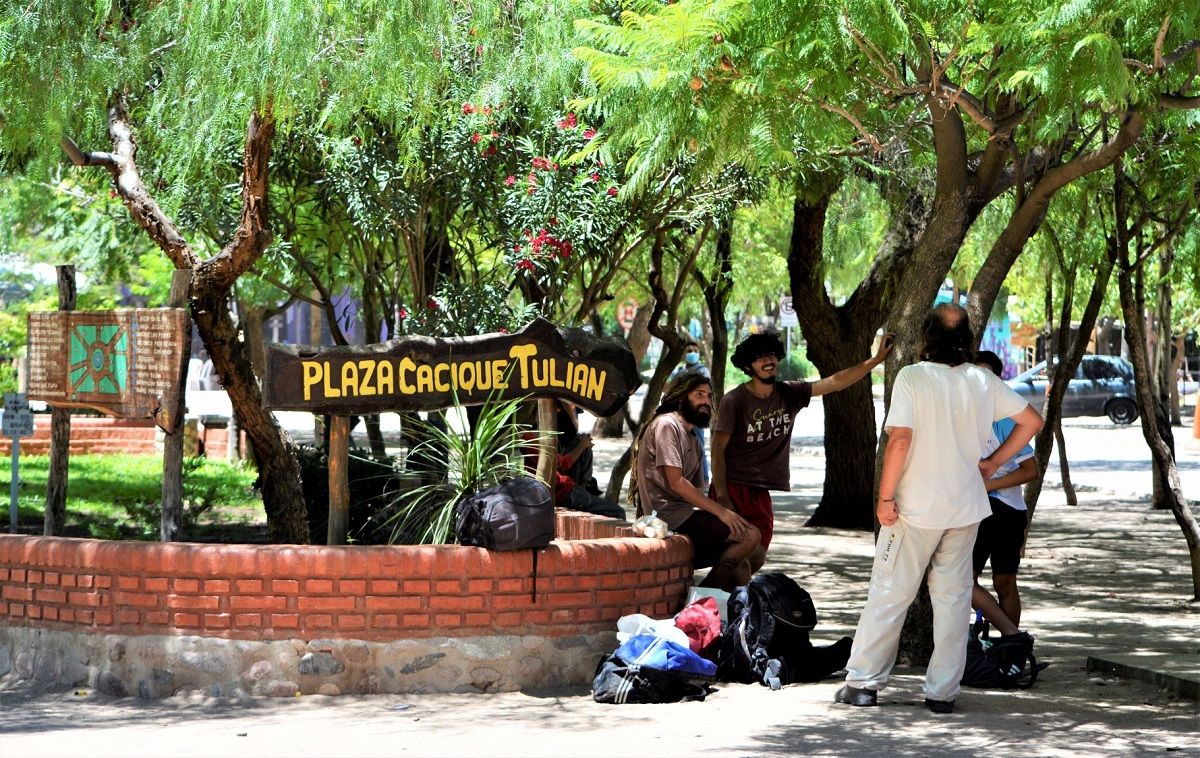 Un grupo de mochileros conversa en la plaza Cacique Tulián de San Marcos Sierras, el pueblo 'hippie' de Argentina. ÓSCAR BERMEO