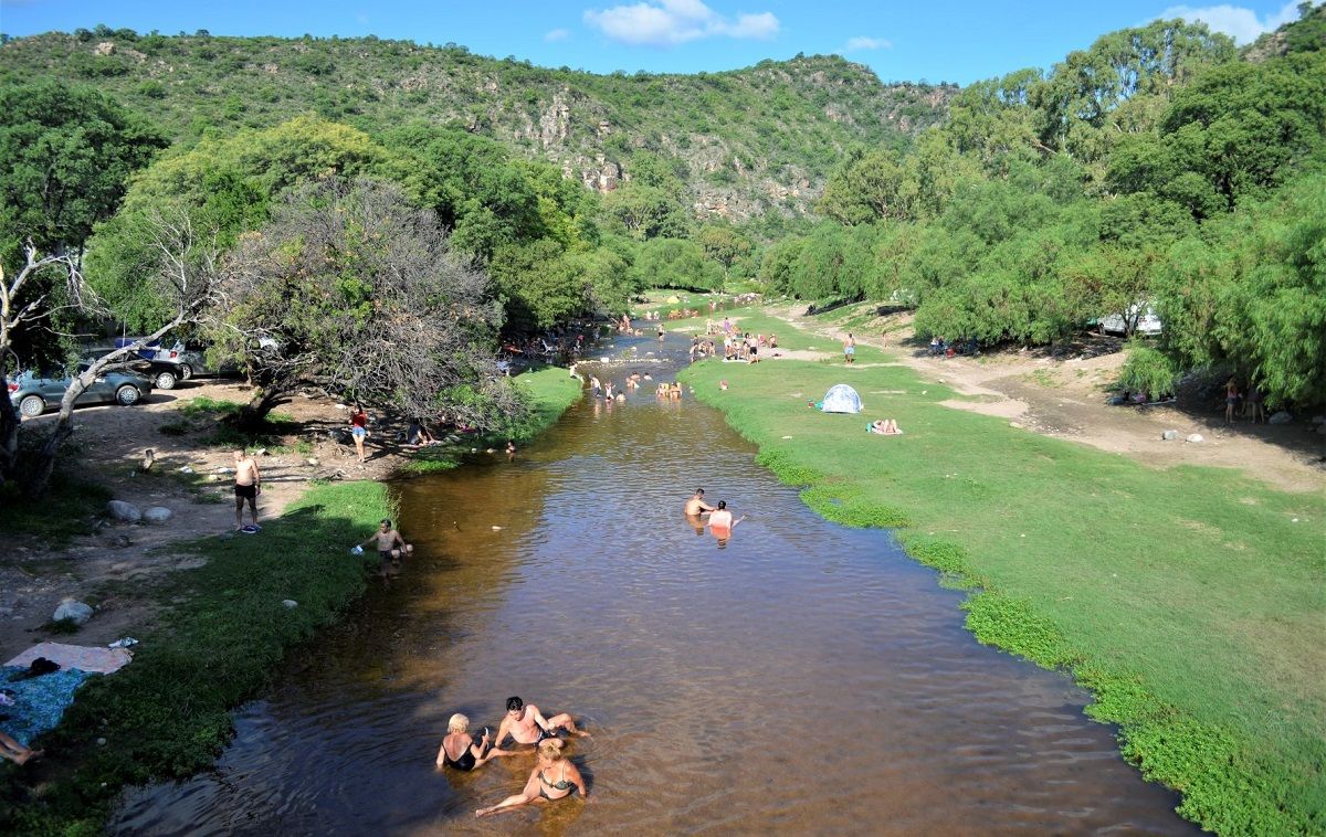 Bañistas se refrescan en el río que atraviesa San Marcos Sierras, en Argentina. ÓSCAR BERMEO