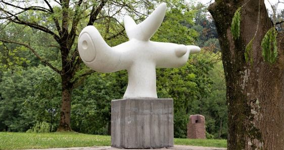 La escultura 'Oiseau solaire' de Joan Miró (1968), en los jardines del museo Chillida Leku, en Hernani. MIKEL CHILLIDA