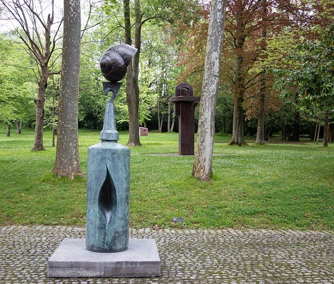 La escultura 'Femme' de Joan Miró (1970), en los jardines del museo Chillida Leku, en Hernani. MIKEL CHILLIDA La escultura 'Femme' de Joan Miró (1970), en los jardines del museo Chillida Leku, en Hernani. MIKEL CHILLIDA