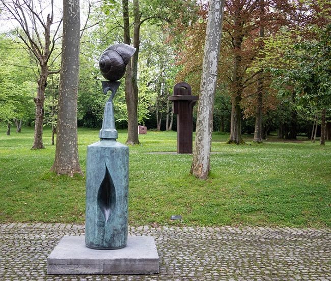 La escultura 'Femme' de Joan Miró (1970), en los jardines del museo Chillida Leku, en Hernani. MIKEL CHILLIDA