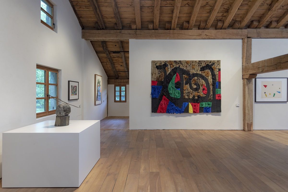 Tapiz realizado por Josep Royo a partir de la litografía de Miró 'Le lézard aux plumes d’or', en el museo Chillida Leku. ALEX ABRIL