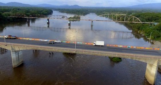 El puente San Marcos Lempa, en la región del Bajo Lempa de El Salvador, decorado con pinturas murales. LUIS BRUZÓN DELGADO