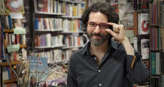 El escritor Andrés Neuman, que explora el tema de la paternidad en 'Umbilical'. RAFA MARTÍN
