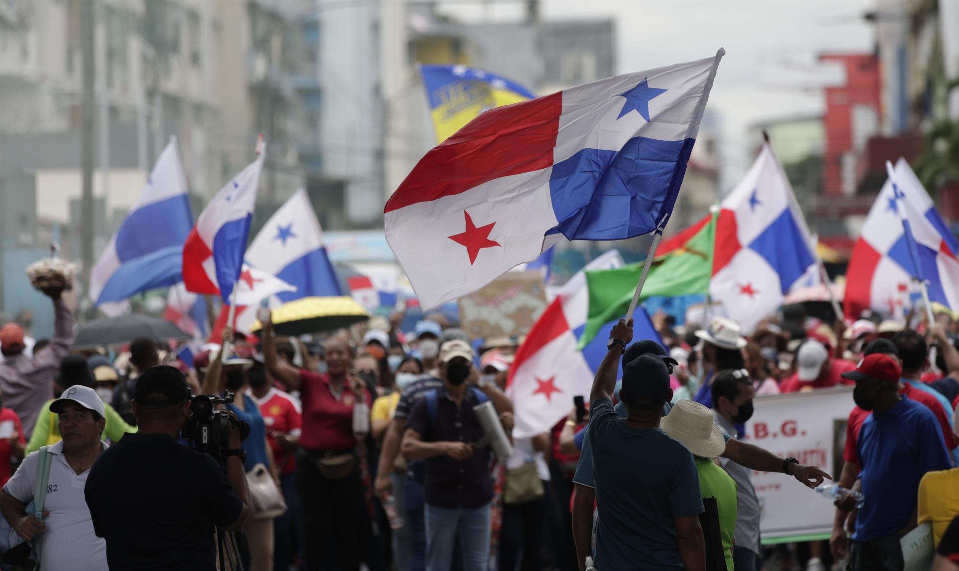 Gremios docentes y sindicales se manifiestan contra el alza de precios en Ciudad de Panamá, el pasado 13 de julio. EFE/BIENVENIDO VELASCO