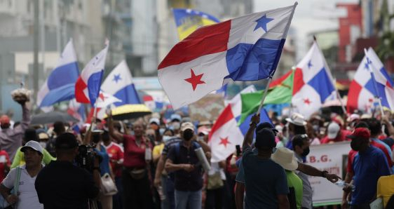 Gremios docentes y sindicales se manifiestan contra el alza de precios en Ciudad de Panamá, el pasado 13 de julio. EFE/BIENVENIDO VELASCO