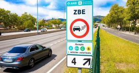 Cartel de Zona Bajas Emisiones en Barcelona, ciudad referente en el control de vehículos contaminantes. AMB