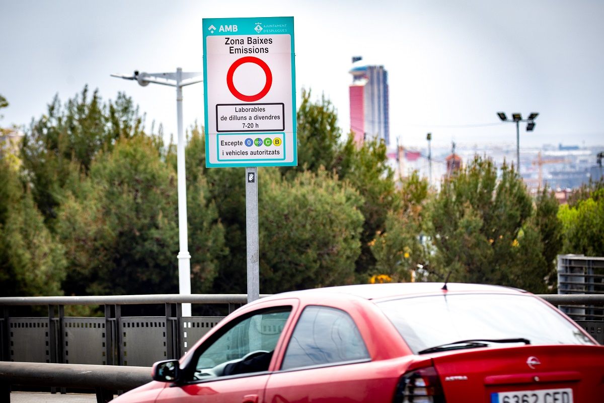 Cartel indicador de Zona de Bajas Emisiones en el municipio de Esplugues de Llobregat, en Barcelona. AMB Cartel indicador de Zona de Bajas Emisiones en el municipio de Esplugues de Llobregat, en Barcelona. AMB
