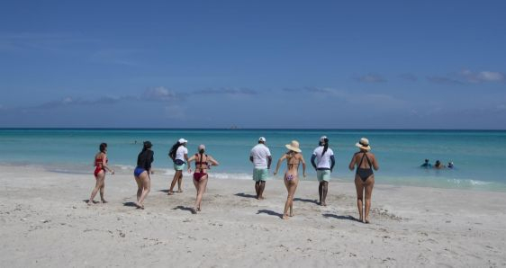 Turistas en la playa de Varadero, Cuba, el pasado mes de mayo. EFE/YANDER ZAMORA